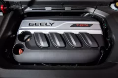 geely-atlas-1-pod-kapotom