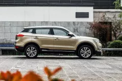 geely-atlas-1-vid-sboku